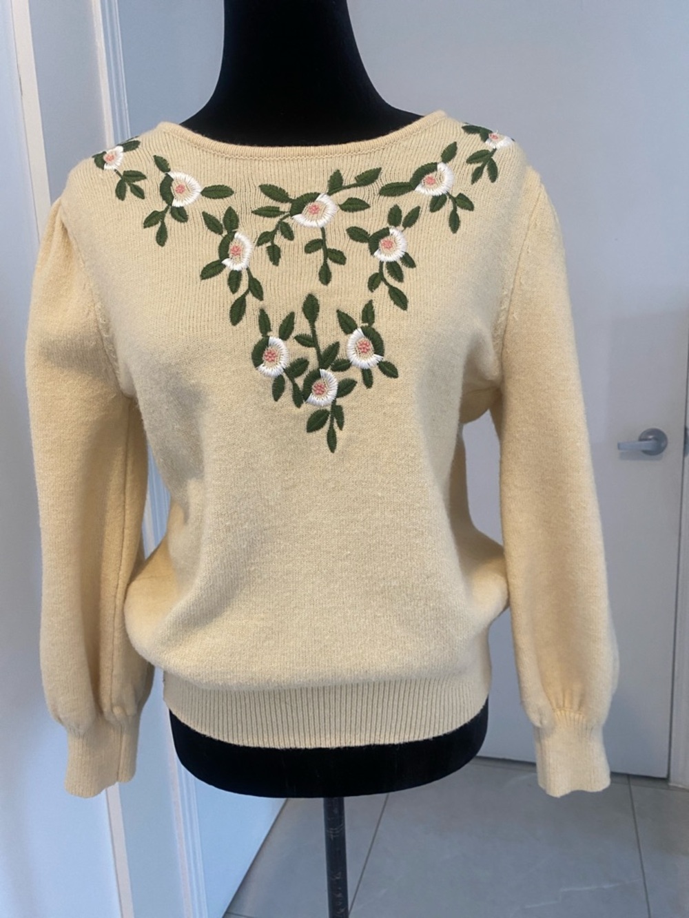 STUNNING VINTAGE Floral Embroidered round neck Sweater w puff sleeves Sze Medium - Picture 3 of 16